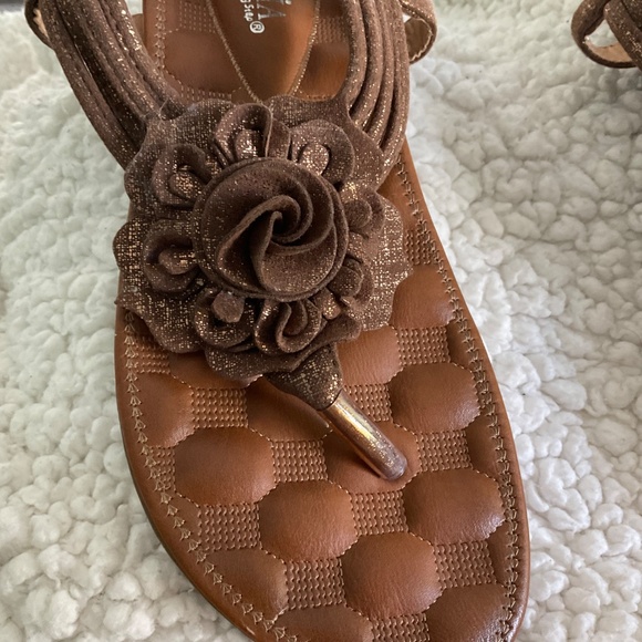 Patrizia Spring Step sandals.Size 71/2.Tan - Picture 2 of 14